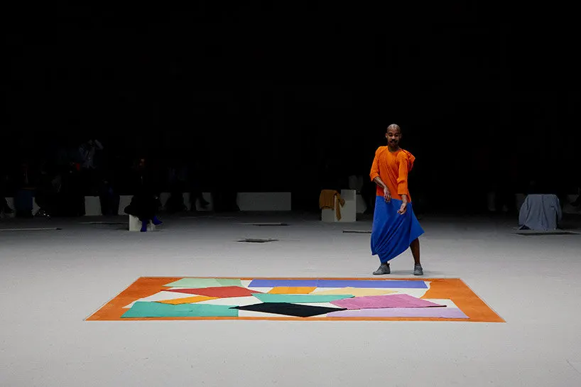 HOMME PLISSÉ ISSEY MIYAKE превратил коллаж Henri Matisse в перформанс в Tate Modern