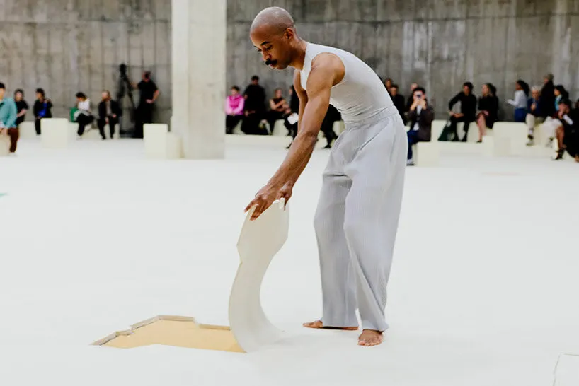 HOMME PLISSÉ ISSEY MIYAKE превратил коллаж Henri Matisse в перформанс в Tate Modern