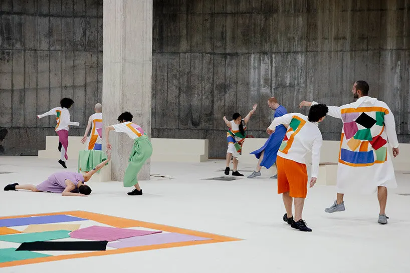 HOMME PLISSÉ ISSEY MIYAKE превратил коллаж Henri Matisse в перформанс в Tate Modern