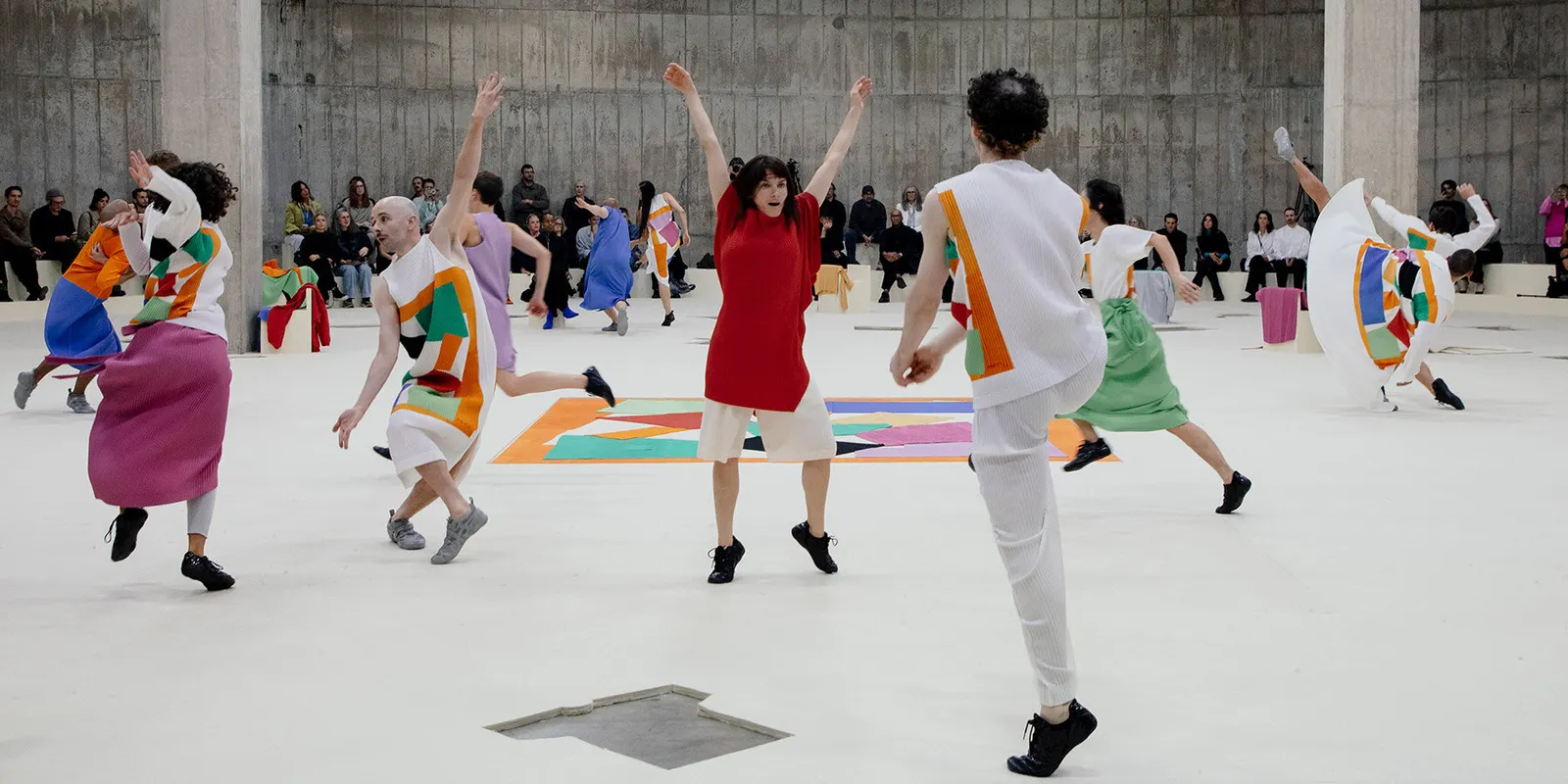 HOMME PLISSÉ ISSEY MIYAKE превратил коллаж Henri Matisse в перформанс в Tate Modern