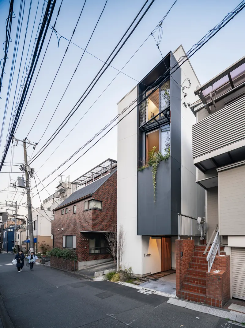 Дом в Kagurazaka: вертикальная интерпретация японского machiya на компактном участке в Токио