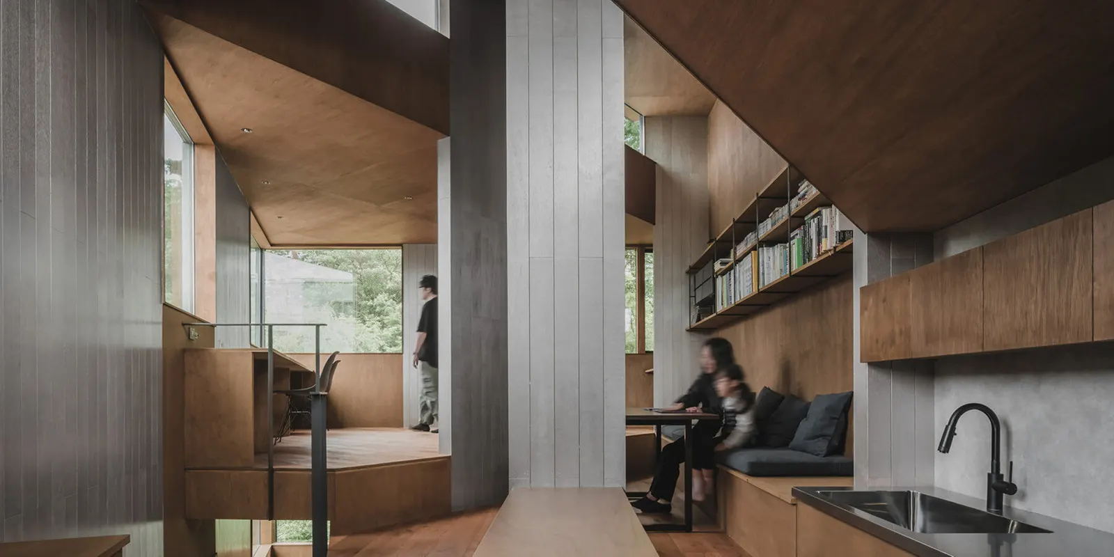 IGArchitects построили дом в Токио как «лес» из несущих деревянных стен