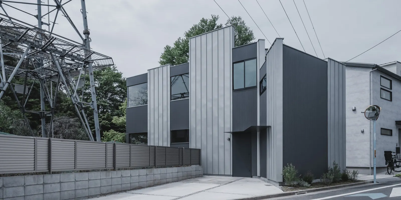 IGArchitects построили дом в Токио как «лес» из несущих деревянных стен