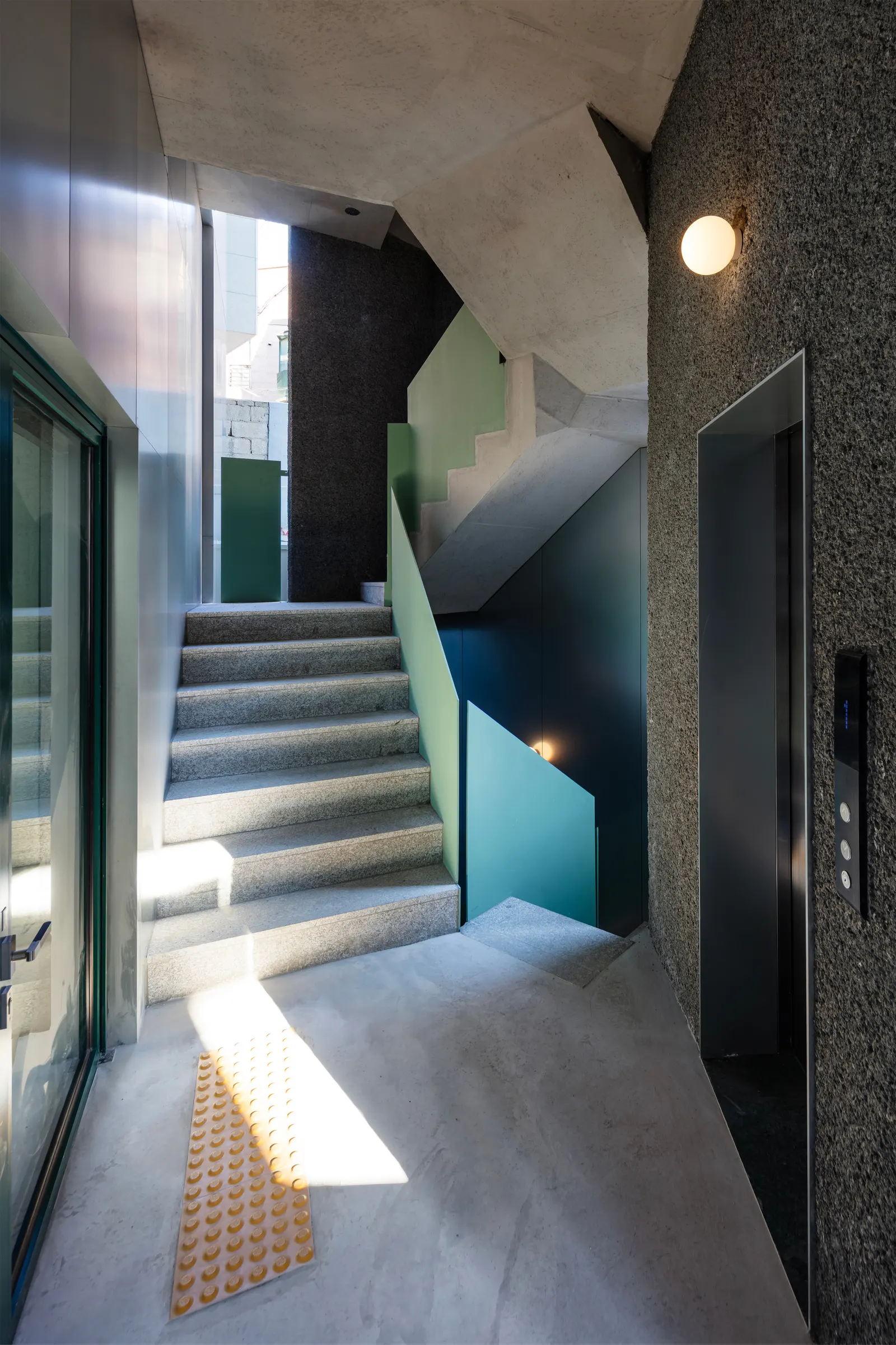 Bangbae Geunsaeng Neighbourhood Facility / aoa architects