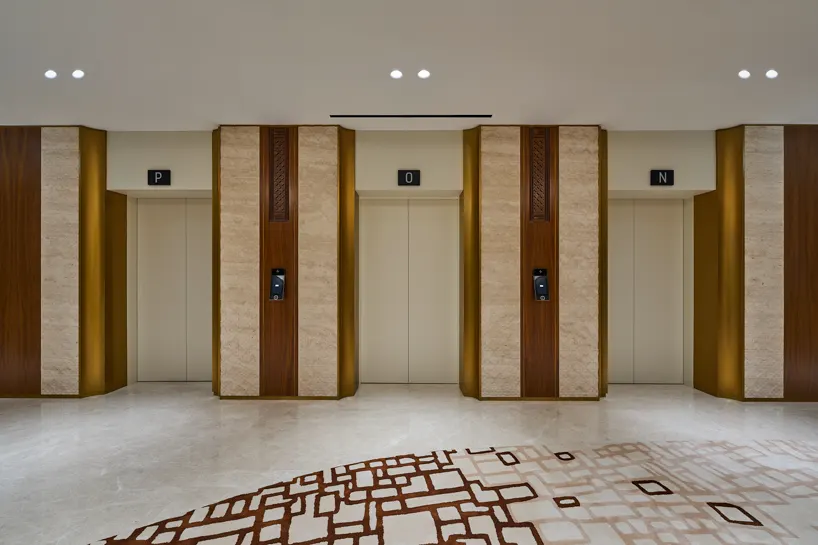Традиционные эмиратские узоры и ремесленные приёмы формируют интерьер Al Maktoum Archives в Дубае