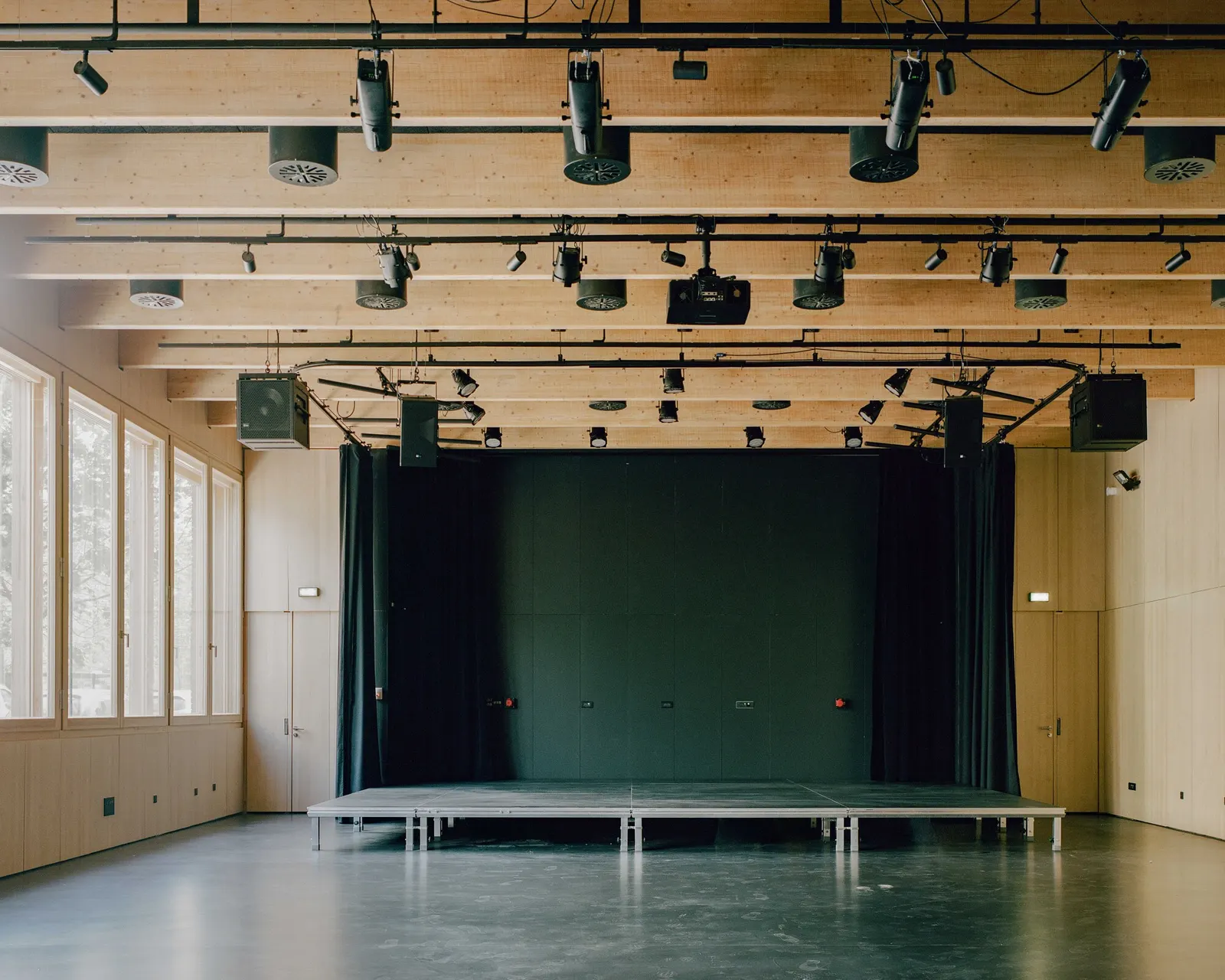 Центр муниципальных услуг Jacques Prévert в Эври-Куркуронне — HEMAA Architectes