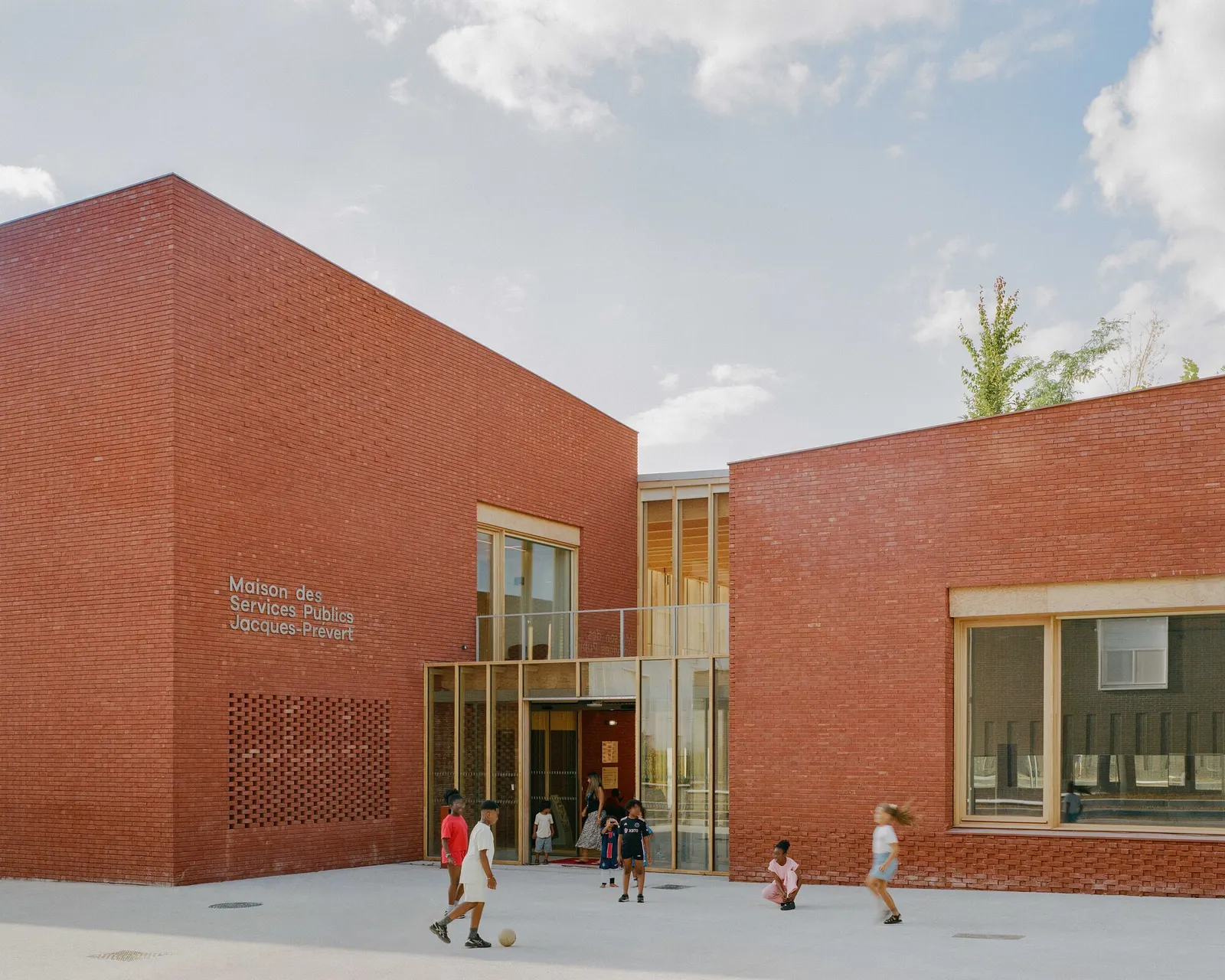 Центр муниципальных услуг Jacques Prévert в Эври-Куркуронне — HEMAA Architectes