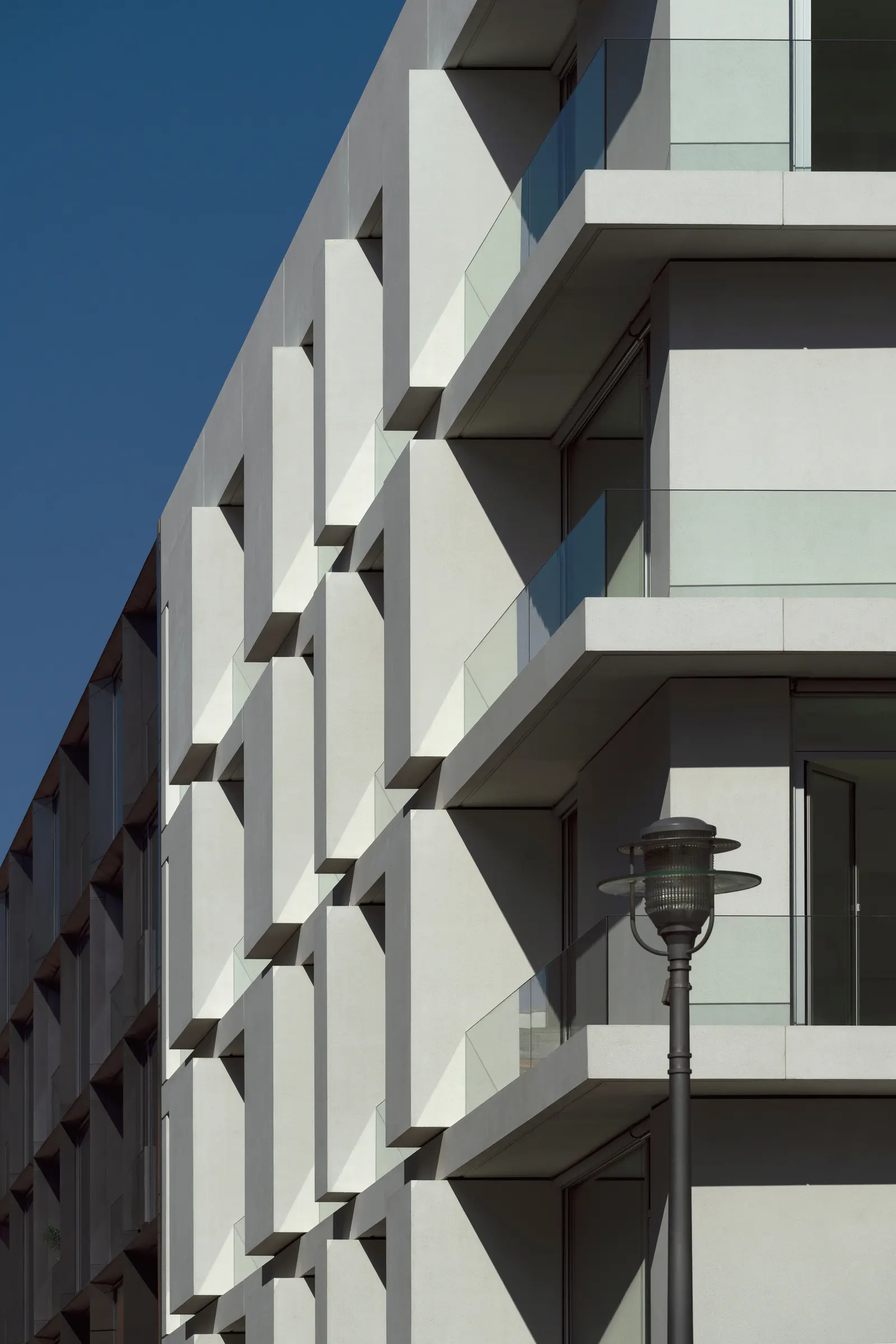House Z / Atelier Zafari — смешанное здание на Шадовштрассе в Берлине