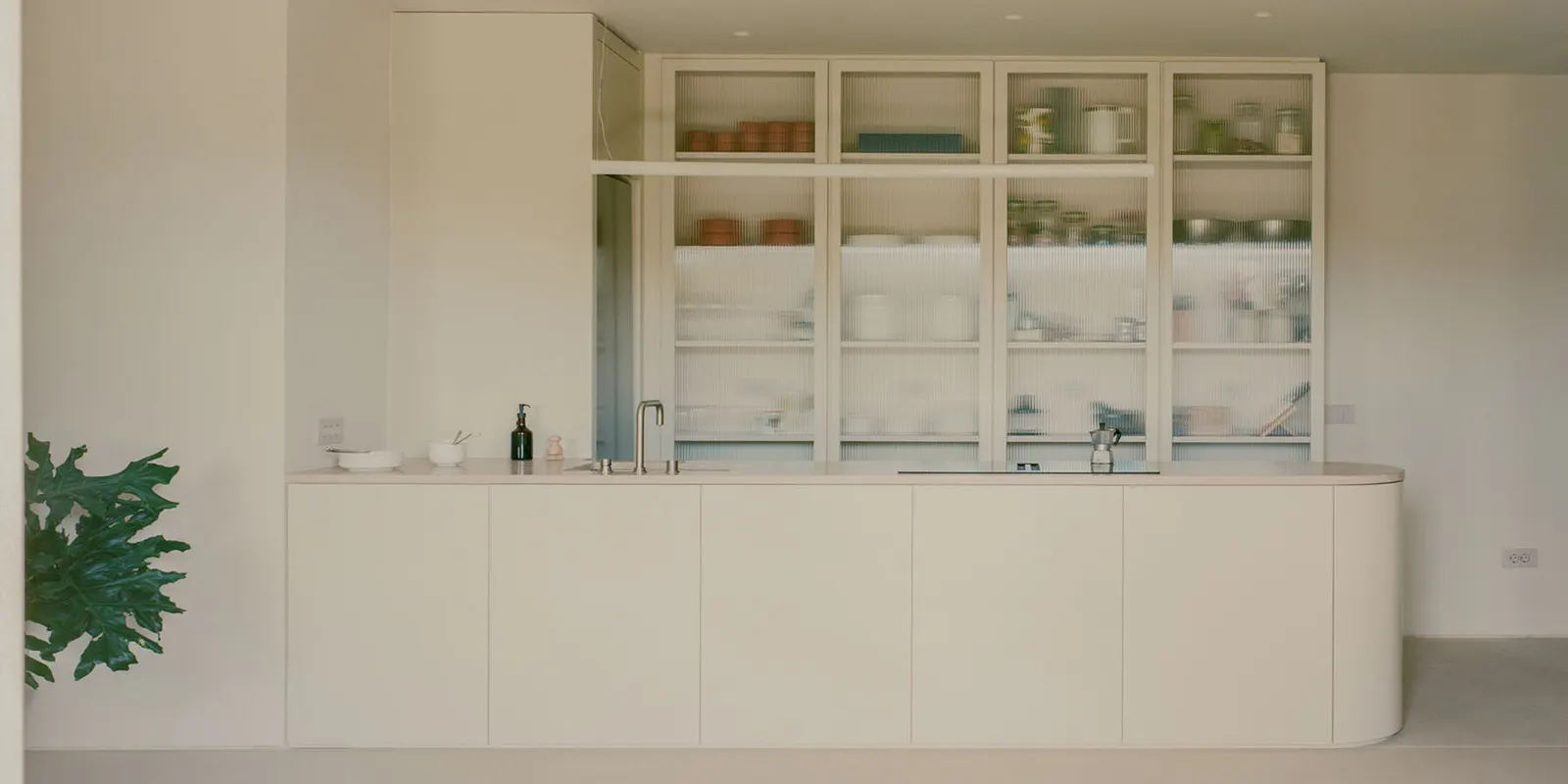 Реконструкция квартиры в Кифисии: как joinery-элементы заменили стены в афинском жилье 1970-х