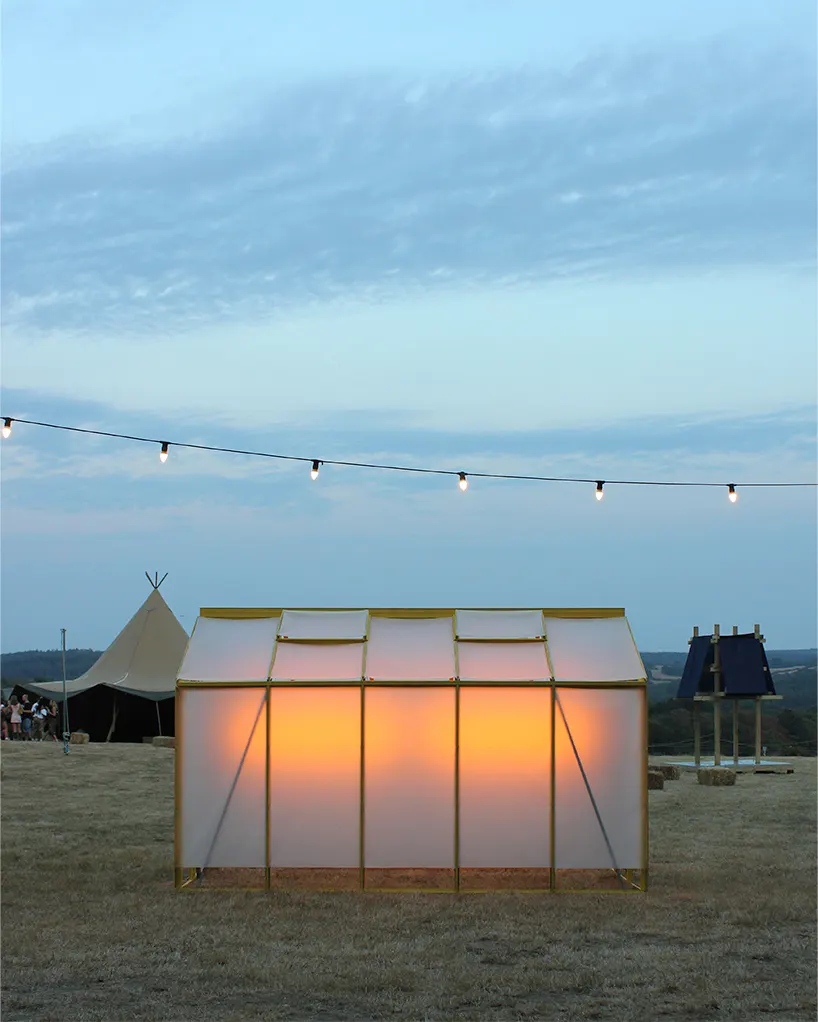 Shed: переосмысленная теплица стала световой инсталляцией для музыкального фестиваля в Великобритании