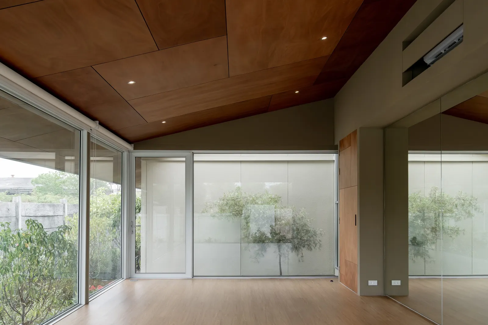 La Balance Clinic / Only Human