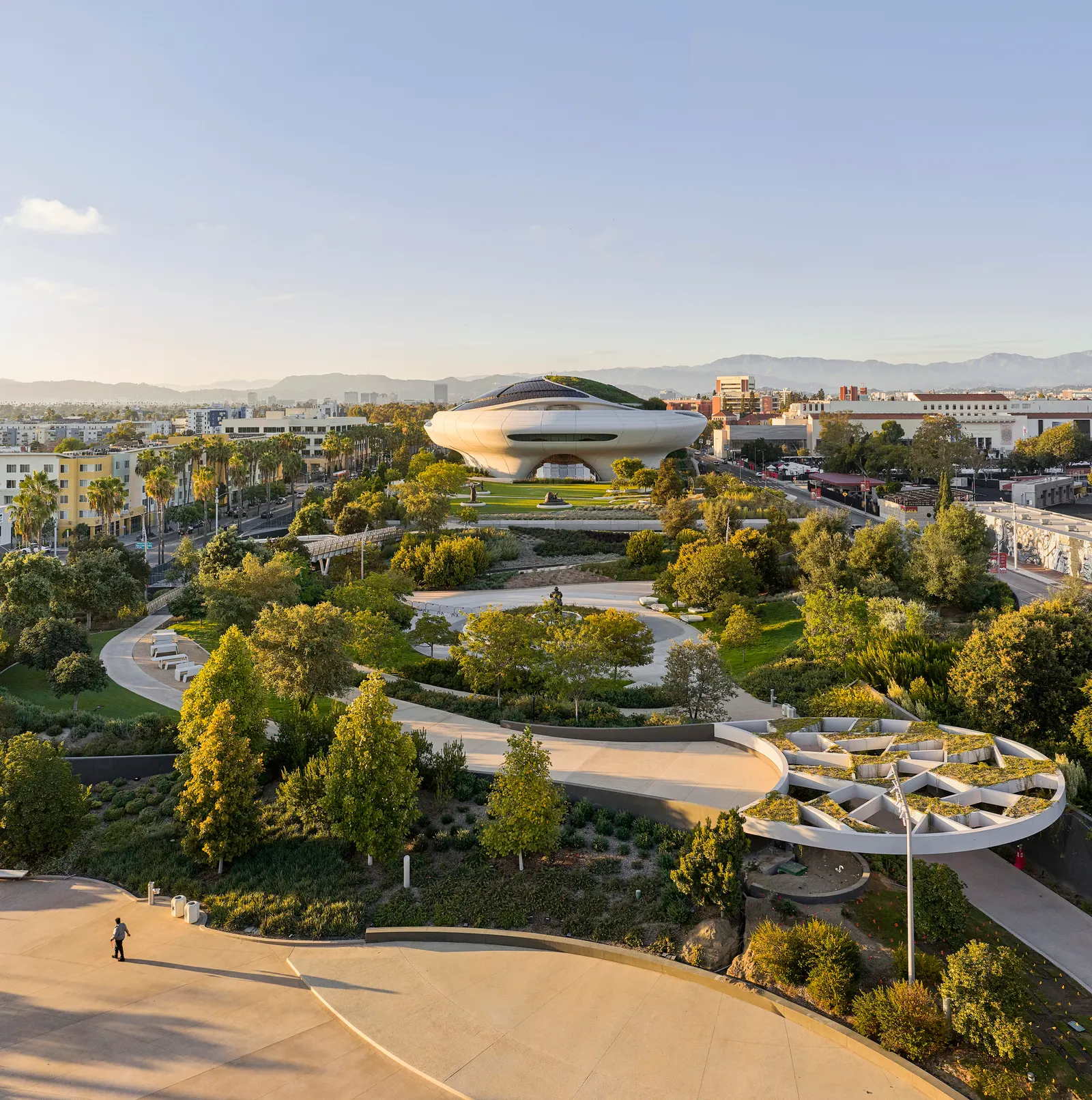 Первый взгляд на завершённый Lucas Museum of Narrative Art, который откроется 22 сентября 2026 года