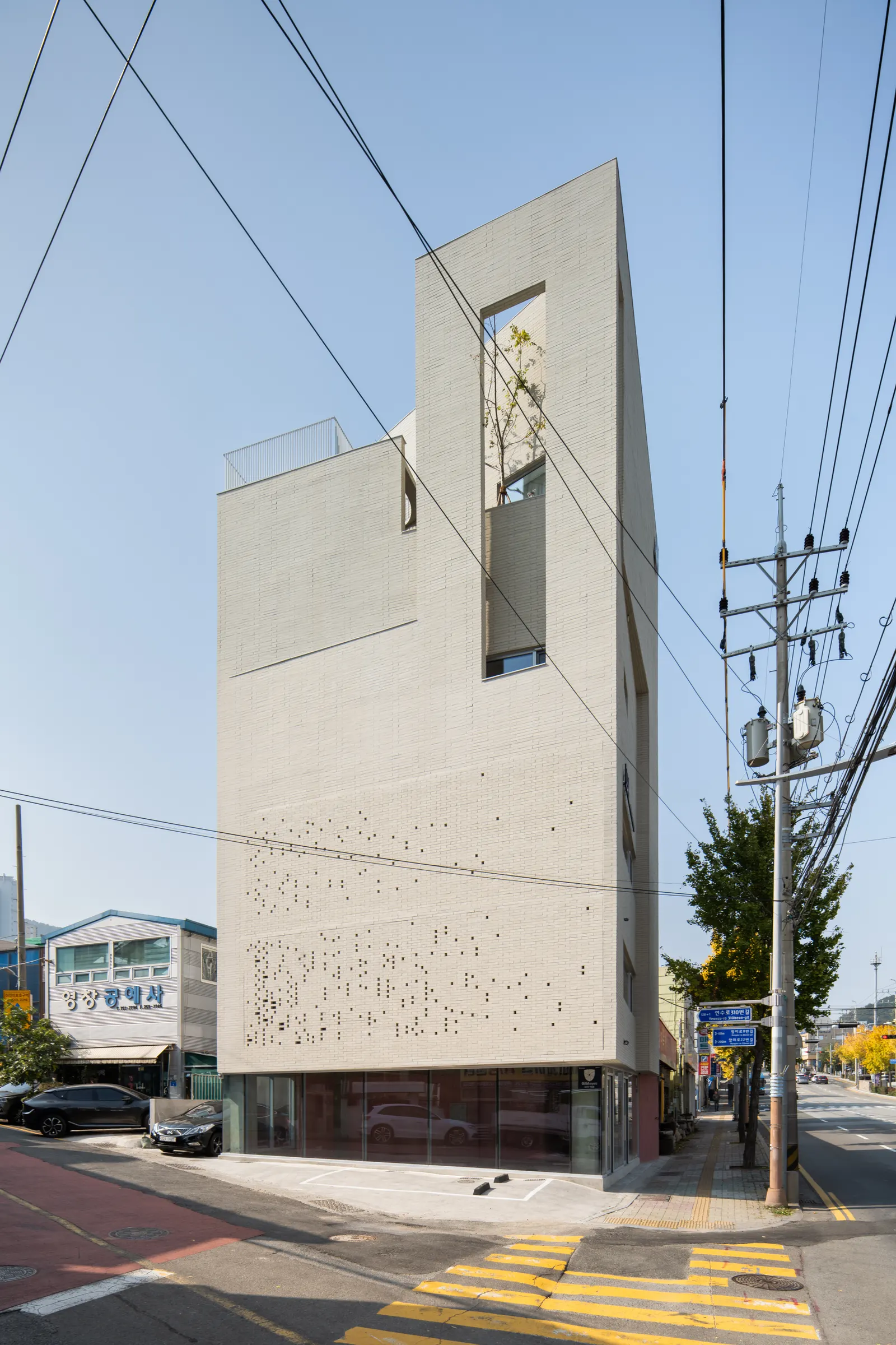 JH Gwangan: смешанное здание в угловом участке Манмидона, Busan / U.GA Architects