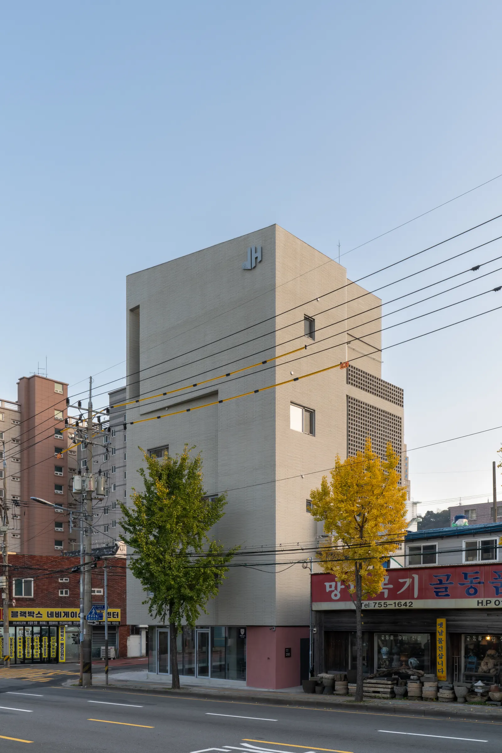 JH Gwangan: смешанное здание в угловом участке Манмидона, Busan / U.GA Architects