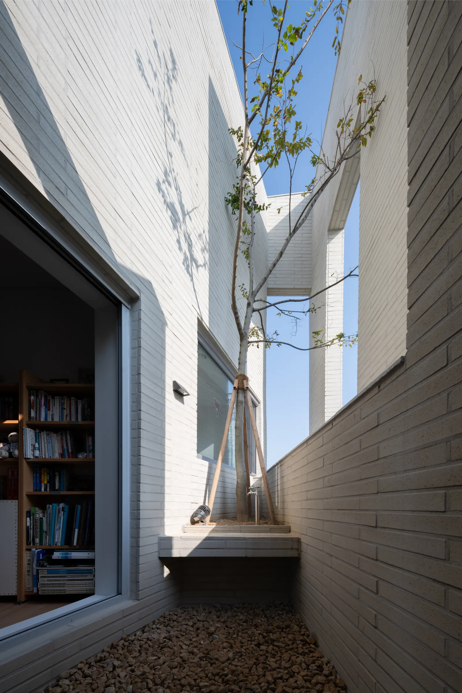 JH Gwangan: смешанное здание в угловом участке Манмидона, Busan / U.GA Architects