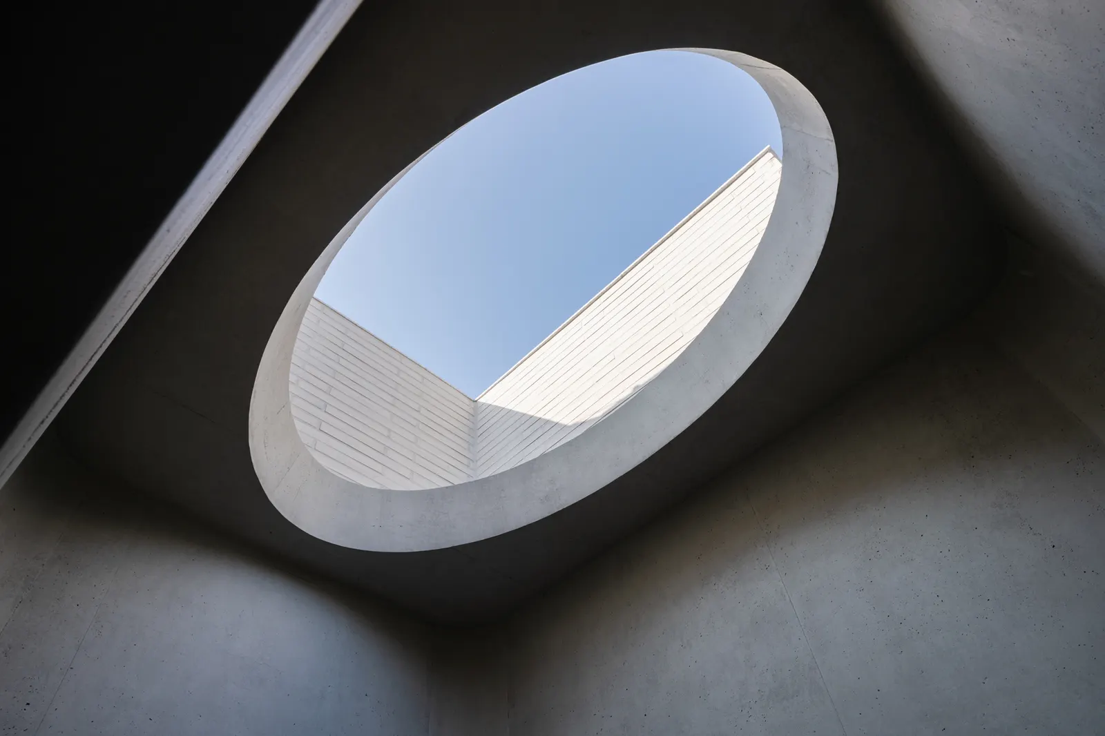 JH Gwangan: смешанное здание в угловом участке Манмидона, Busan / U.GA Architects