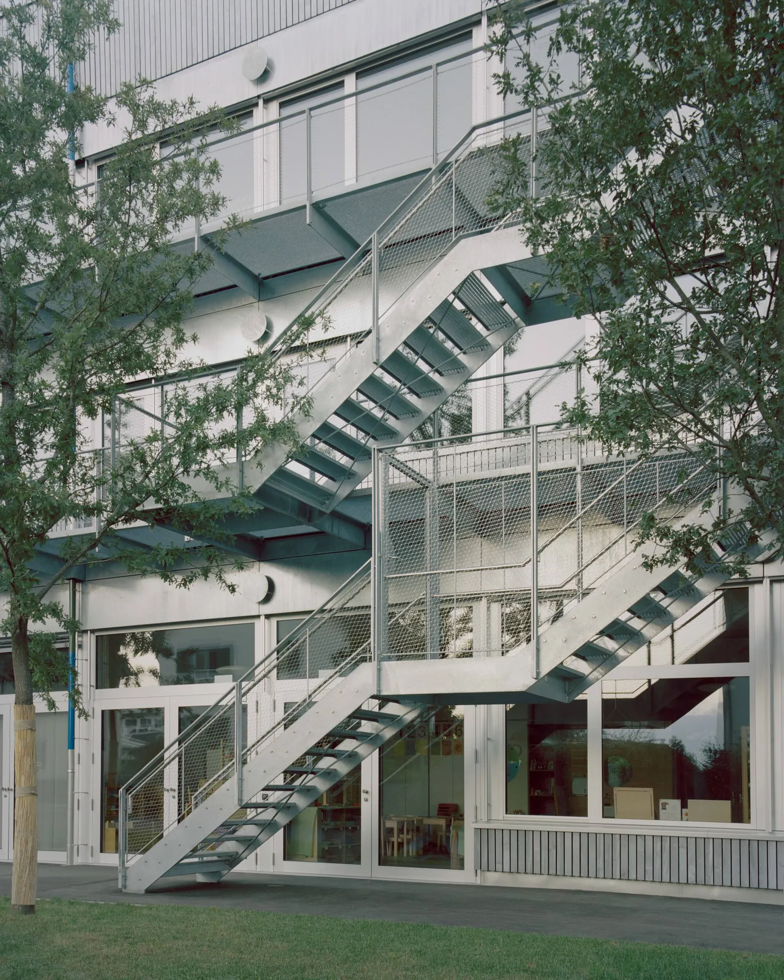 Школьное здание Bota Dürnten School Building / Lukas Raeber Architects