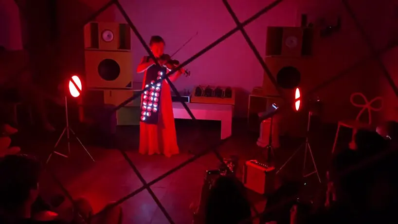 PRISMBODY: как синестезия превращается в световой перформанс в Метрополитен-музее