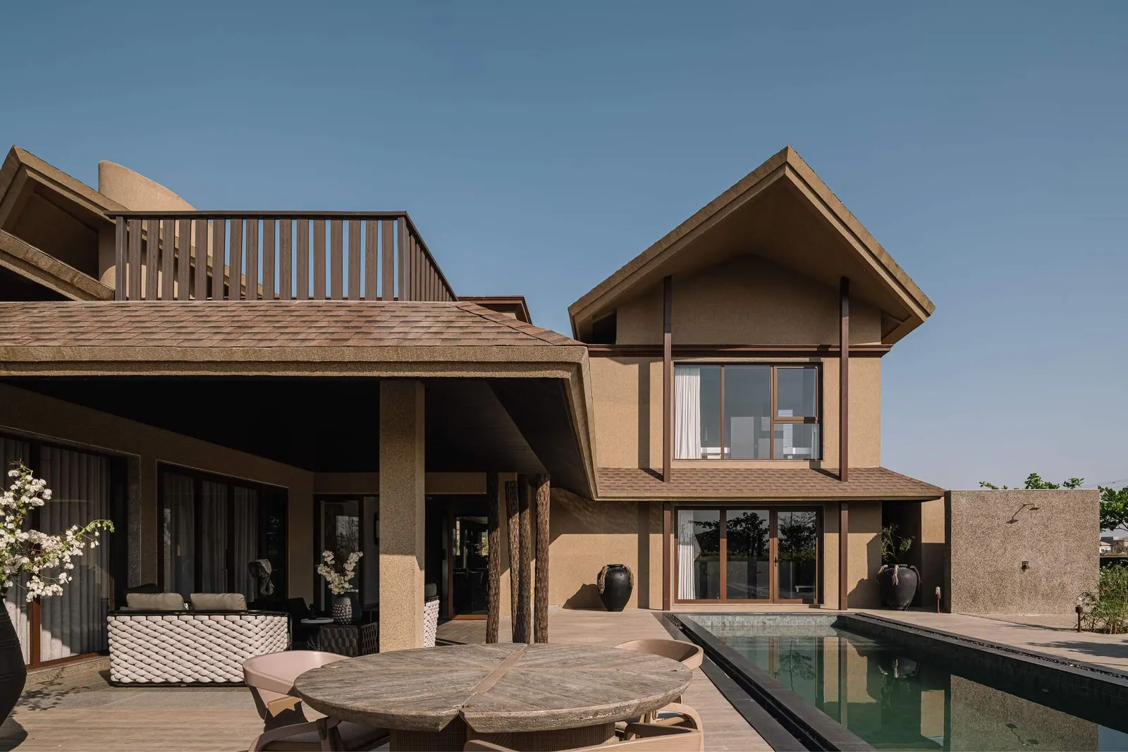 Weekend Villa / R+R Architects — вилла выходного дня в пригороде Ахмадабада