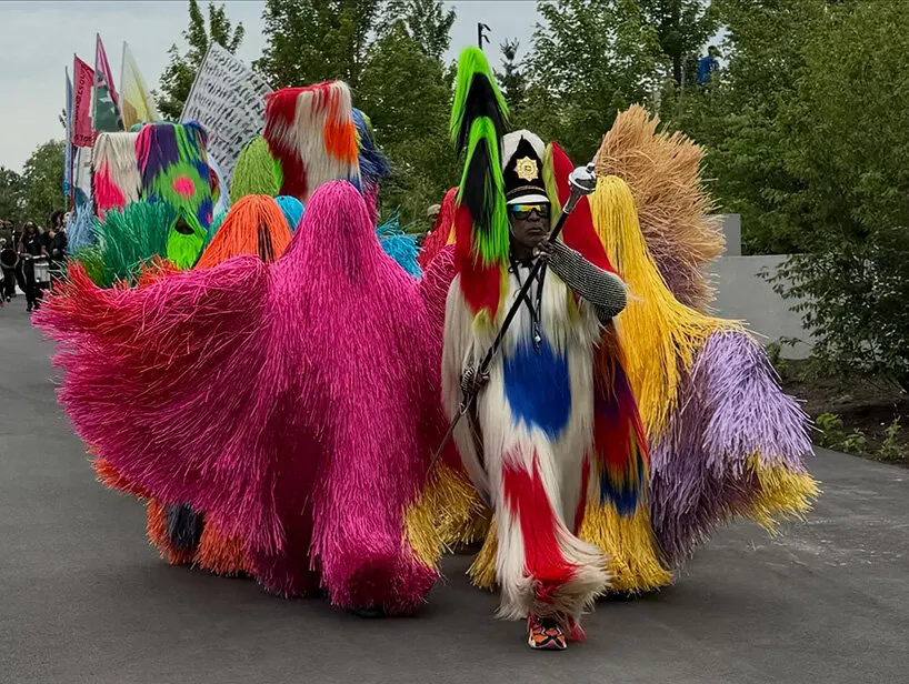 Nick Cave: Soundsuits переносят сцену в толпу