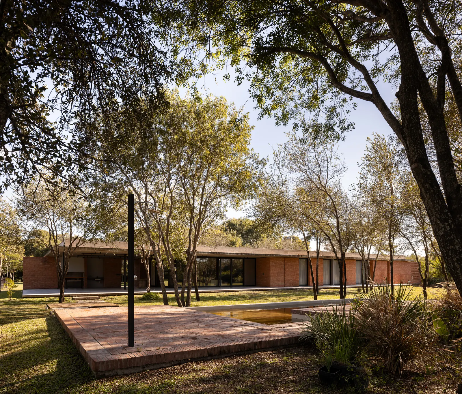 Perichón House / ODB Arquitectos — дом, спроектированный с уважением к существующему ландшафту