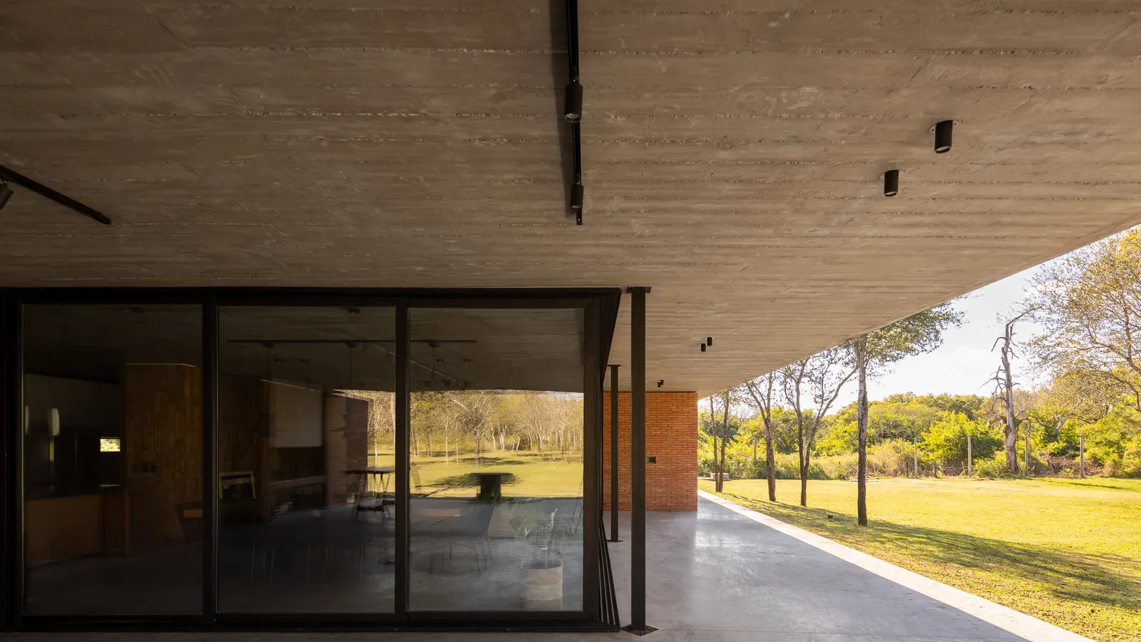 Perichón House / ODB Arquitectos — дом, спроектированный с уважением к существующему ландшафту