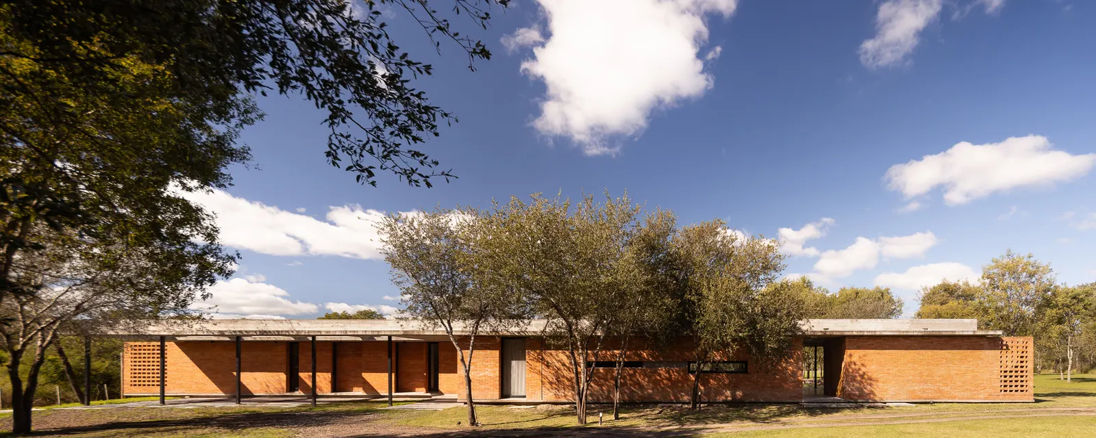 Perichón House / ODB Arquitectos — дом, спроектированный с уважением к существующему ландшафту