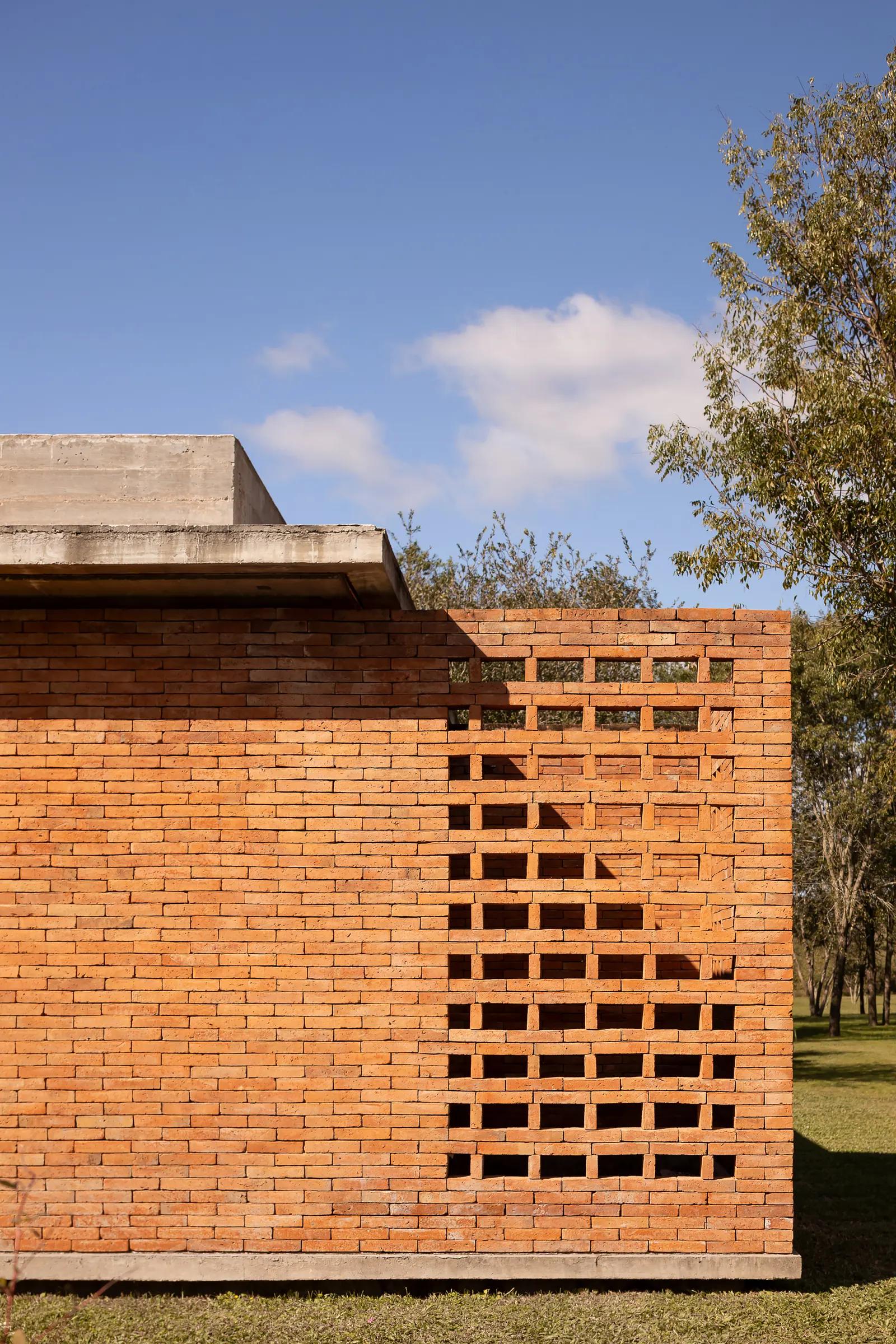 Perichón House / ODB Arquitectos — дом, спроектированный с уважением к существующему ландшафту