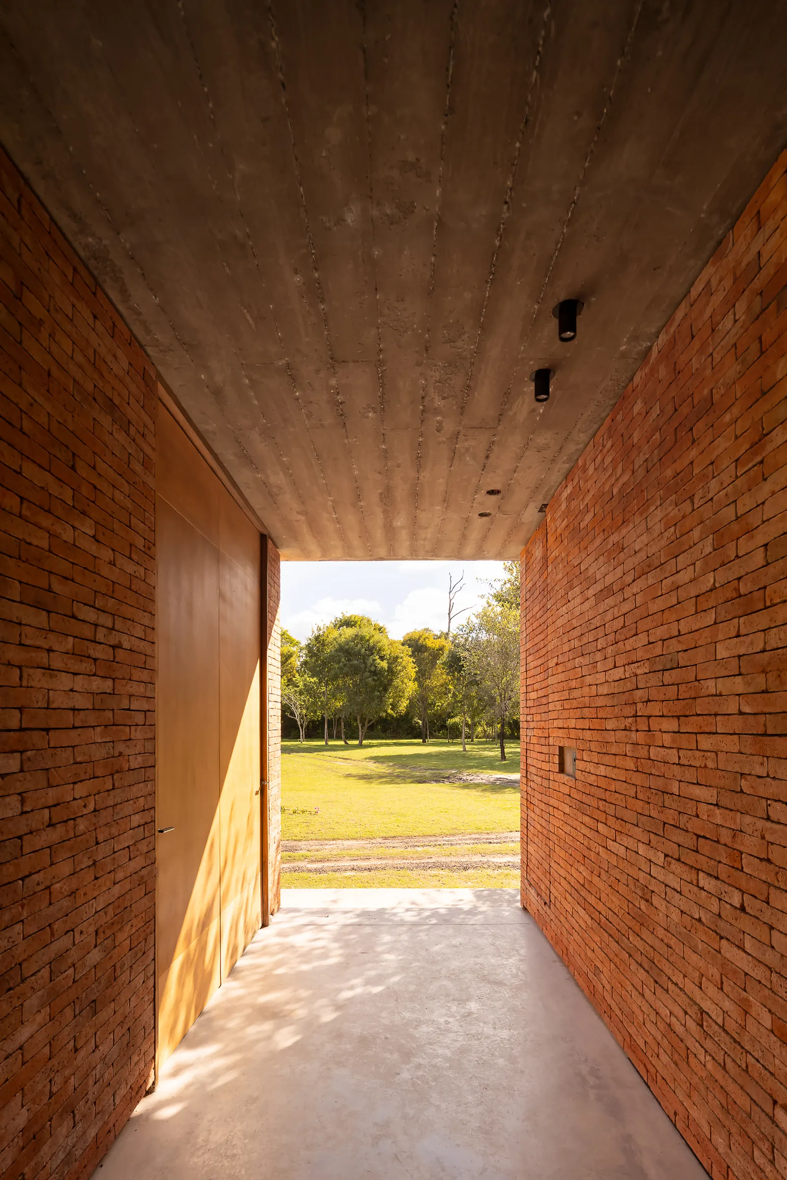 Perichón House / ODB Arquitectos — дом, спроектированный с уважением к существующему ландшафту