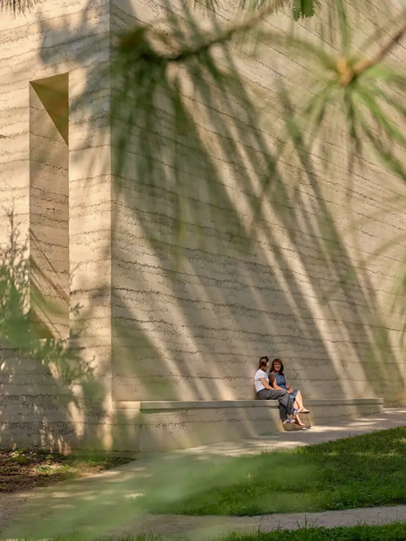 Расширение Fondation Beyeler Питера Цумтора начинает открываться публике