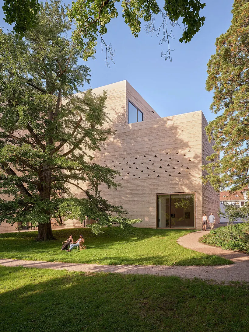 Расширение Fondation Beyeler Питера Цумтора начинает открываться публике