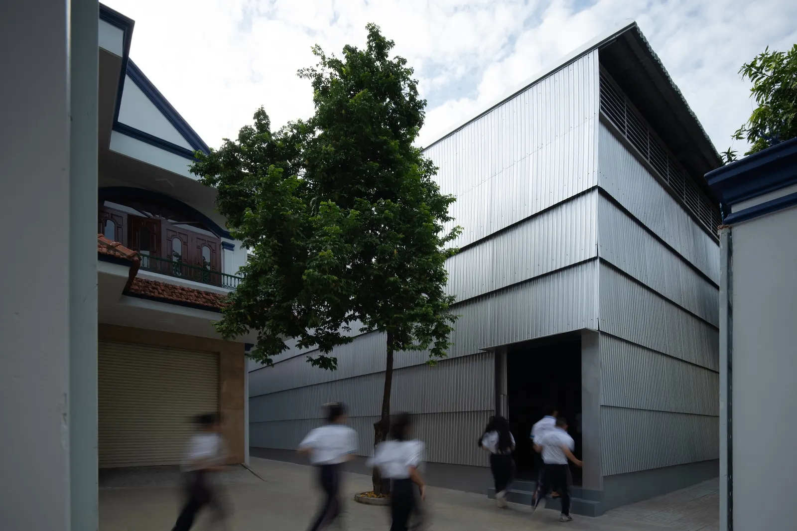 Спортивный зал Phan Chau Trinh Sports Hall / scale50