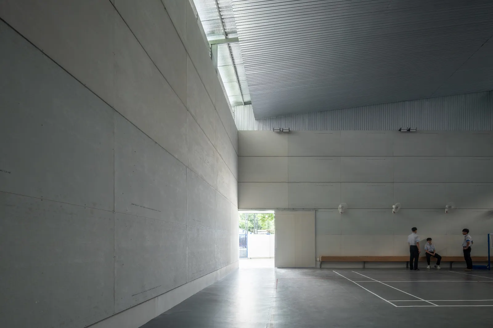 Спортивный зал Phan Chau Trinh Sports Hall / scale50