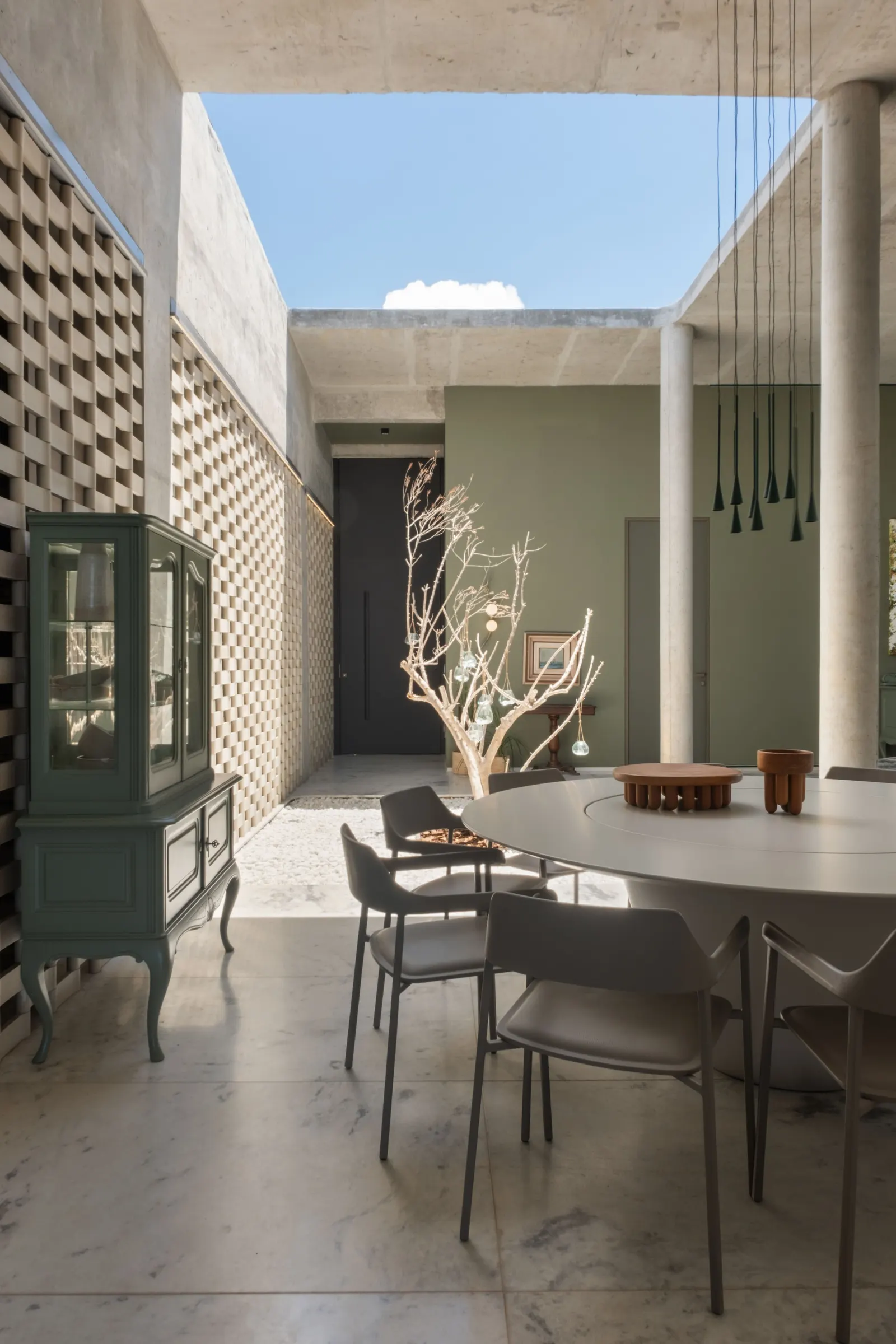 Casa Mogno: собственный дом Роберты Баррал от RB Arquitetura в Рибейран-Прету