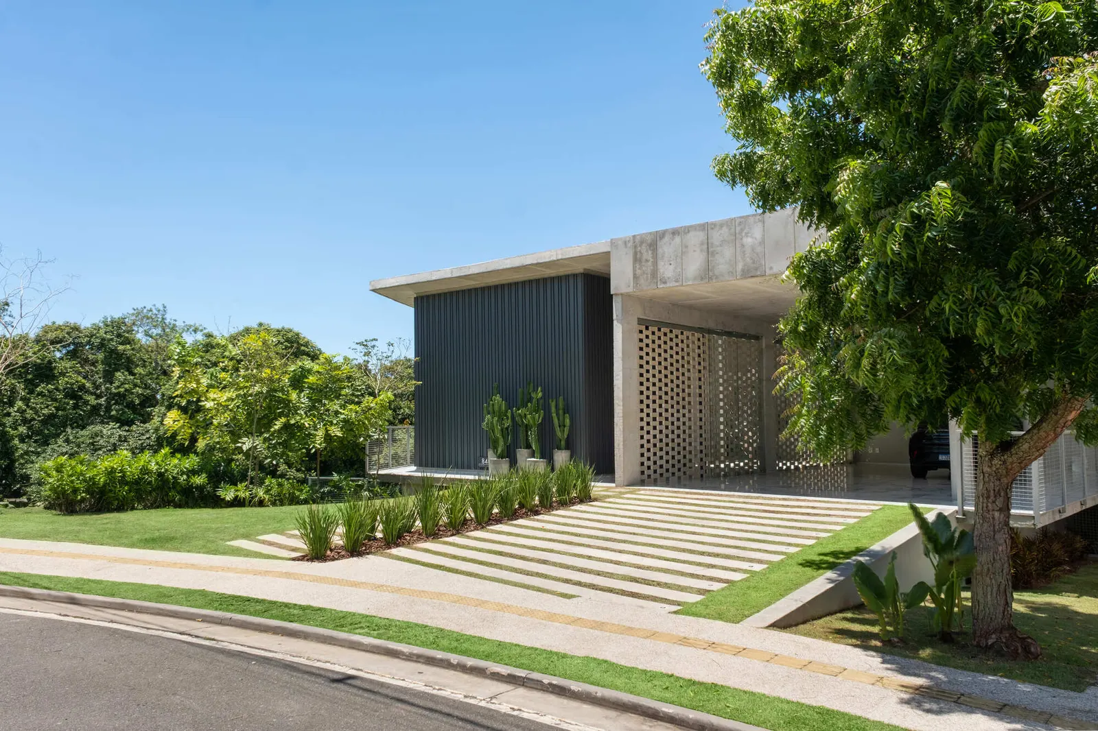 Casa Mogno: собственный дом Роберты Баррал от RB Arquitetura в Рибейран-Прету