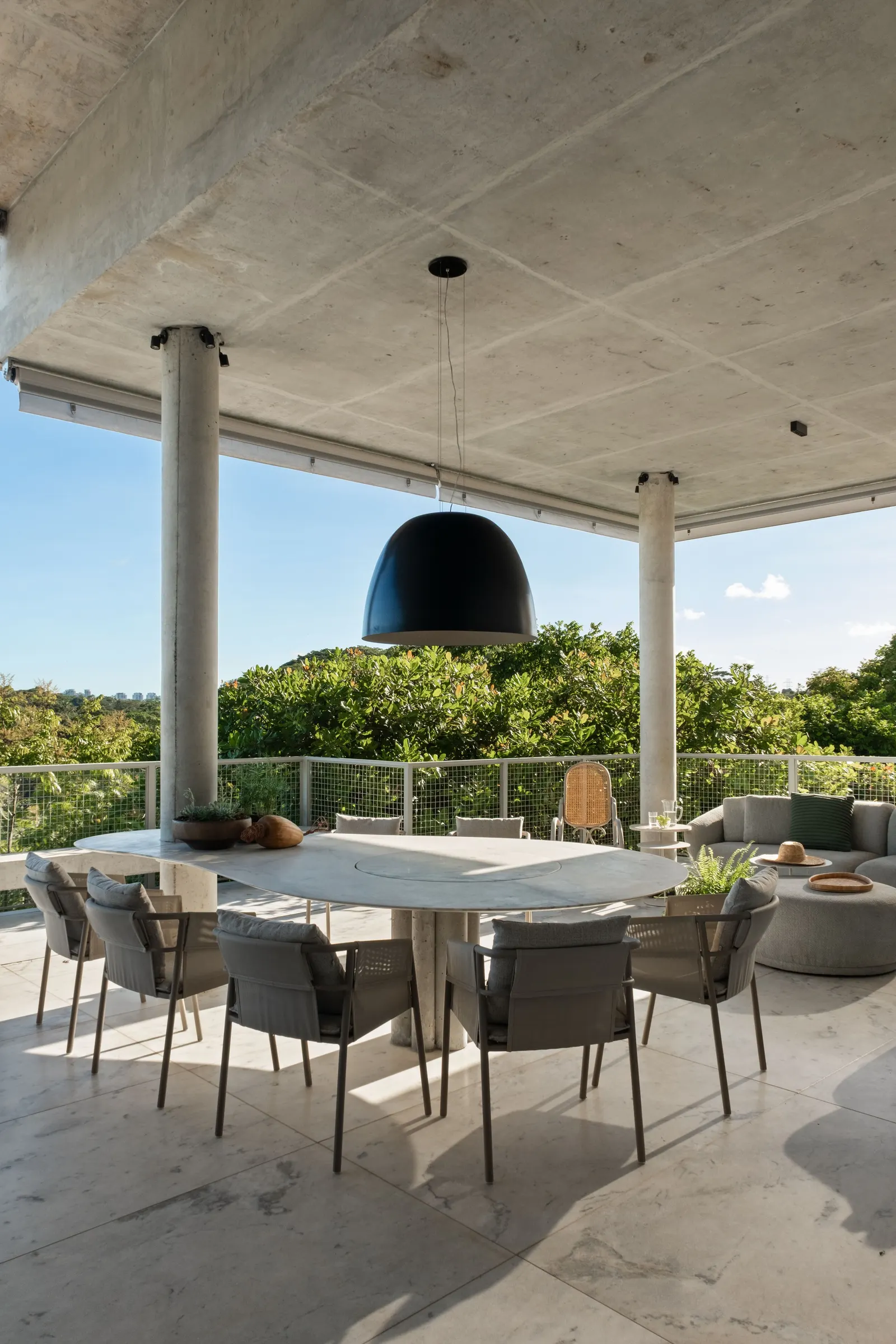 Casa Mogno: собственный дом Роберты Баррал от RB Arquitetura в Рибейран-Прету