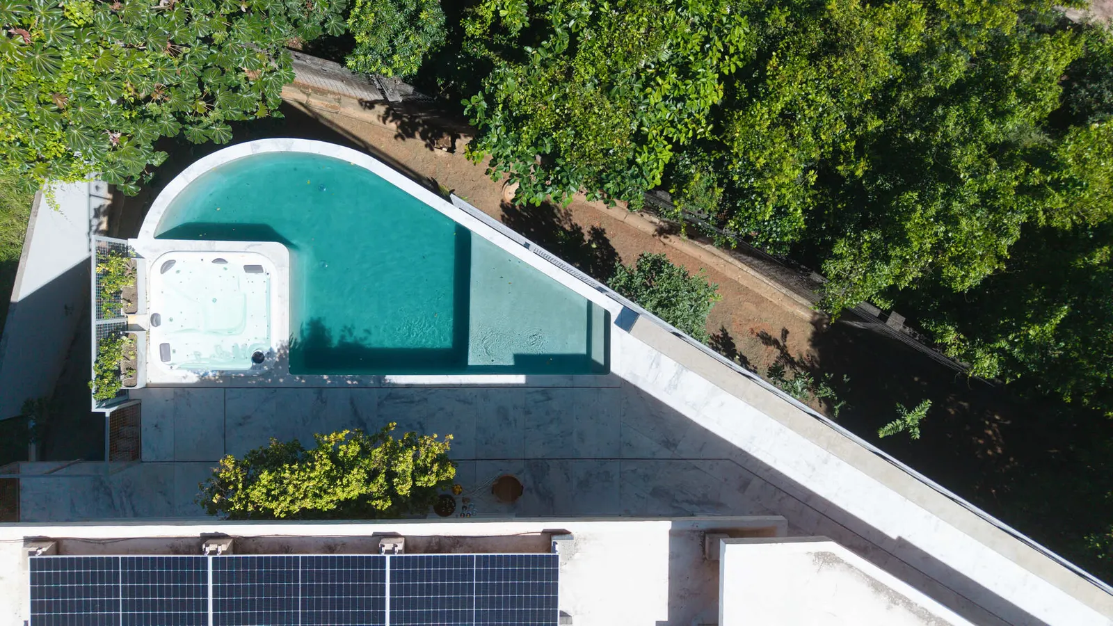 Casa Mogno: собственный дом Роберты Баррал от RB Arquitetura в Рибейран-Прету
