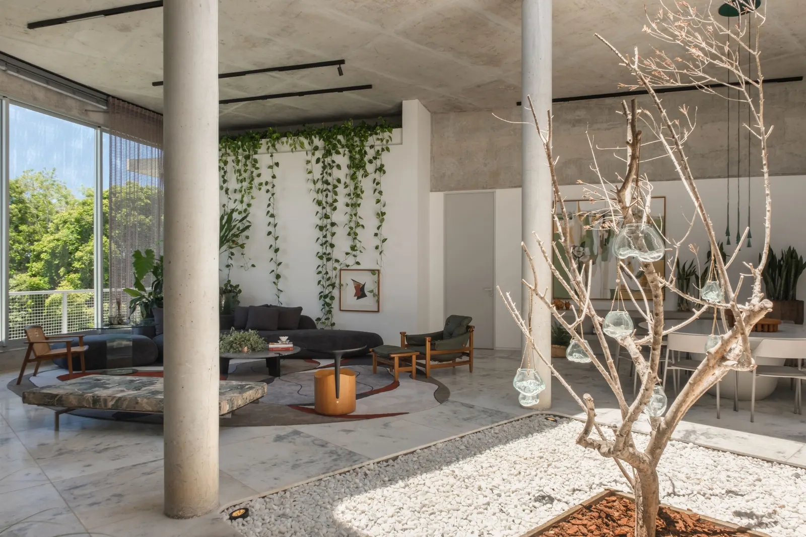 Casa Mogno: собственный дом Роберты Баррал от RB Arquitetura в Рибейран-Прету