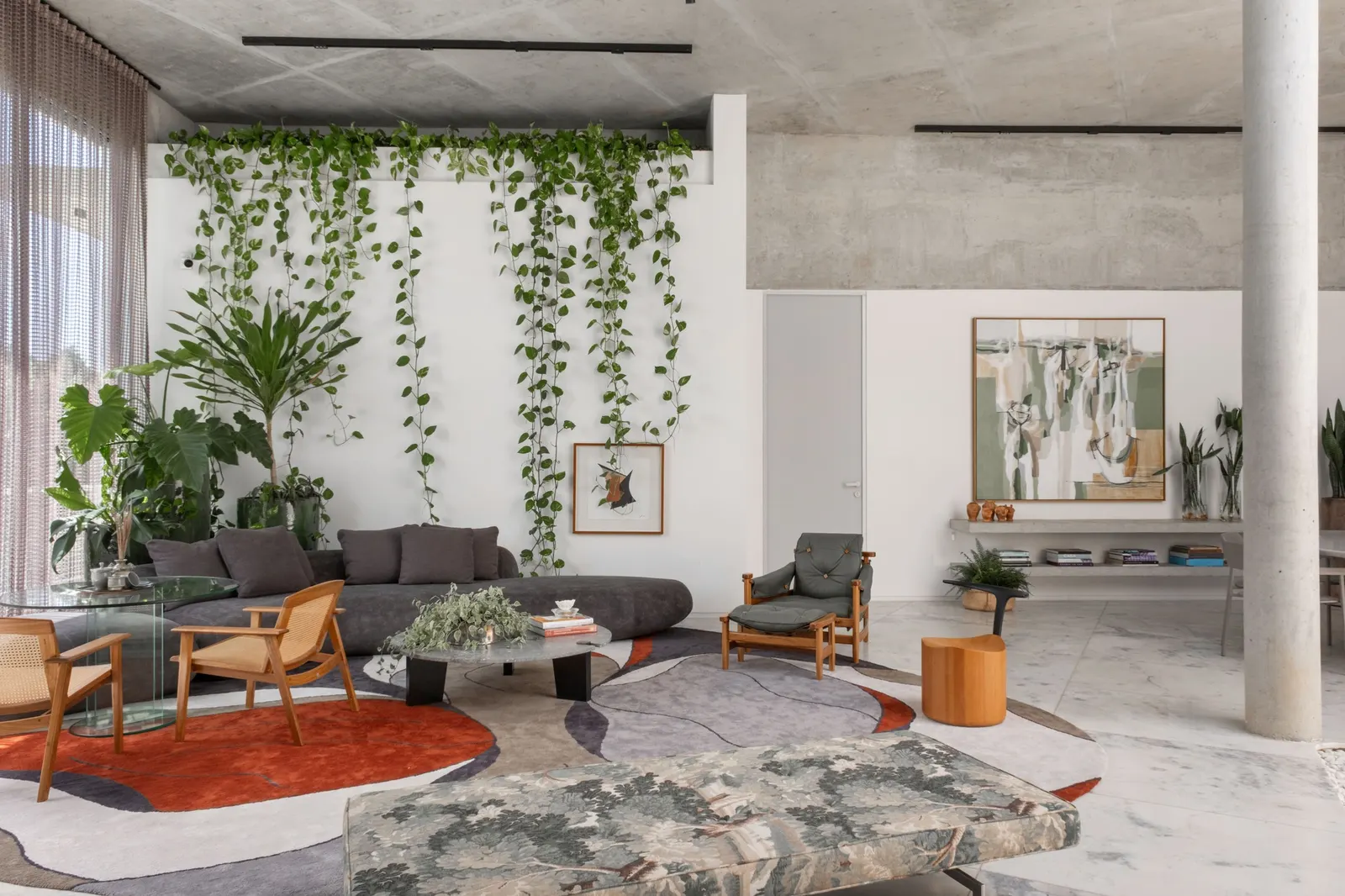 Casa Mogno: собственный дом Роберты Баррал от RB Arquitetura в Рибейран-Прету