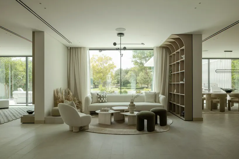 Villa Limni в Дубае: травертин, дерево и сдержанная роскошь в интерьере GroundedDesign