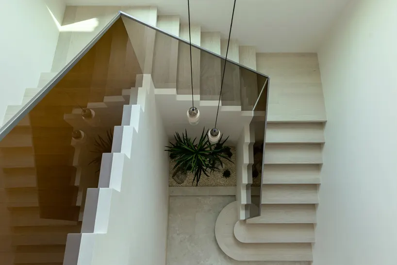 Villa Limni в Дубае: травертин, дерево и сдержанная роскошь в интерьере GroundedDesign