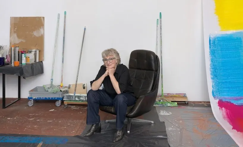 Рене Леви превратила фасад Hayward Gallery в флуоресцентную двухчастную живопись