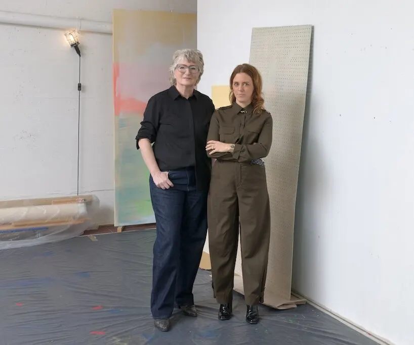 Рене Леви превратила фасад Hayward Gallery в флуоресцентную двухчастную живопись