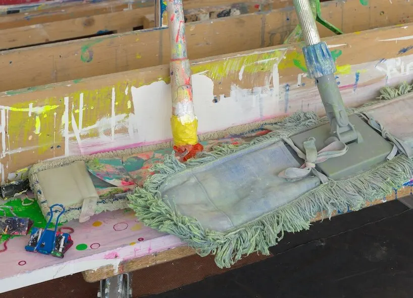 Рене Леви превратила фасад Hayward Gallery в флуоресцентную двухчастную живопись
