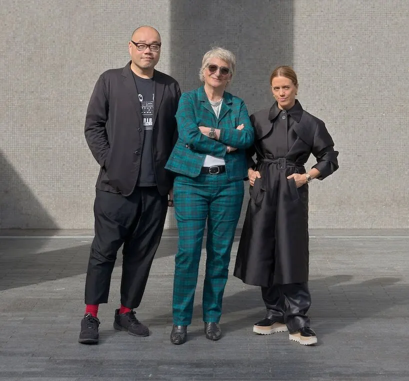 Рене Леви превратила фасад Hayward Gallery в флуоресцентную двухчастную живопись