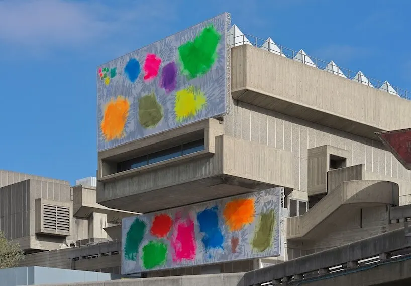 Рене Леви превратила фасад Hayward Gallery в флуоресцентную двухчастную живопись