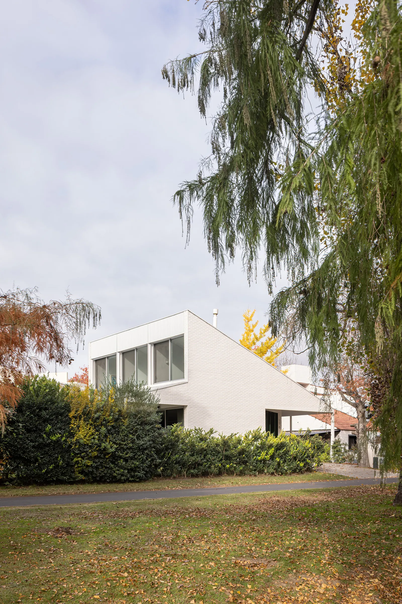 Rio House / bracamonteyerba — дом на участке неправильной формы в Пиларе