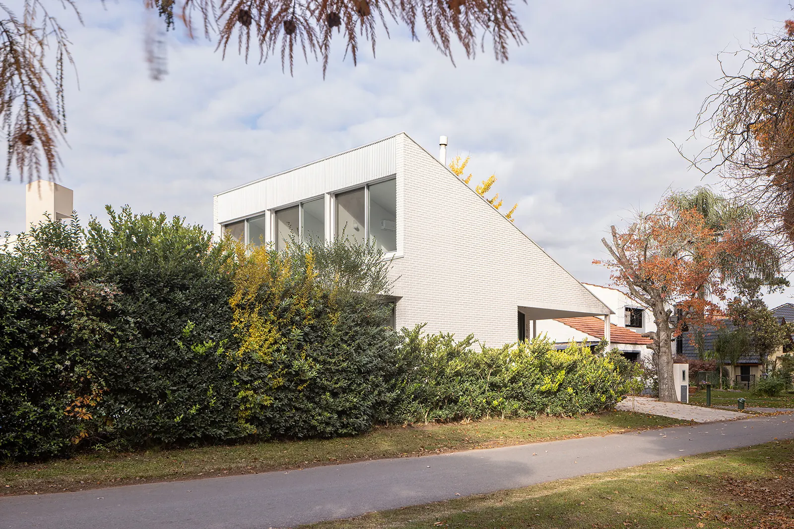 Rio House / bracamonteyerba — дом на участке неправильной формы в Пиларе