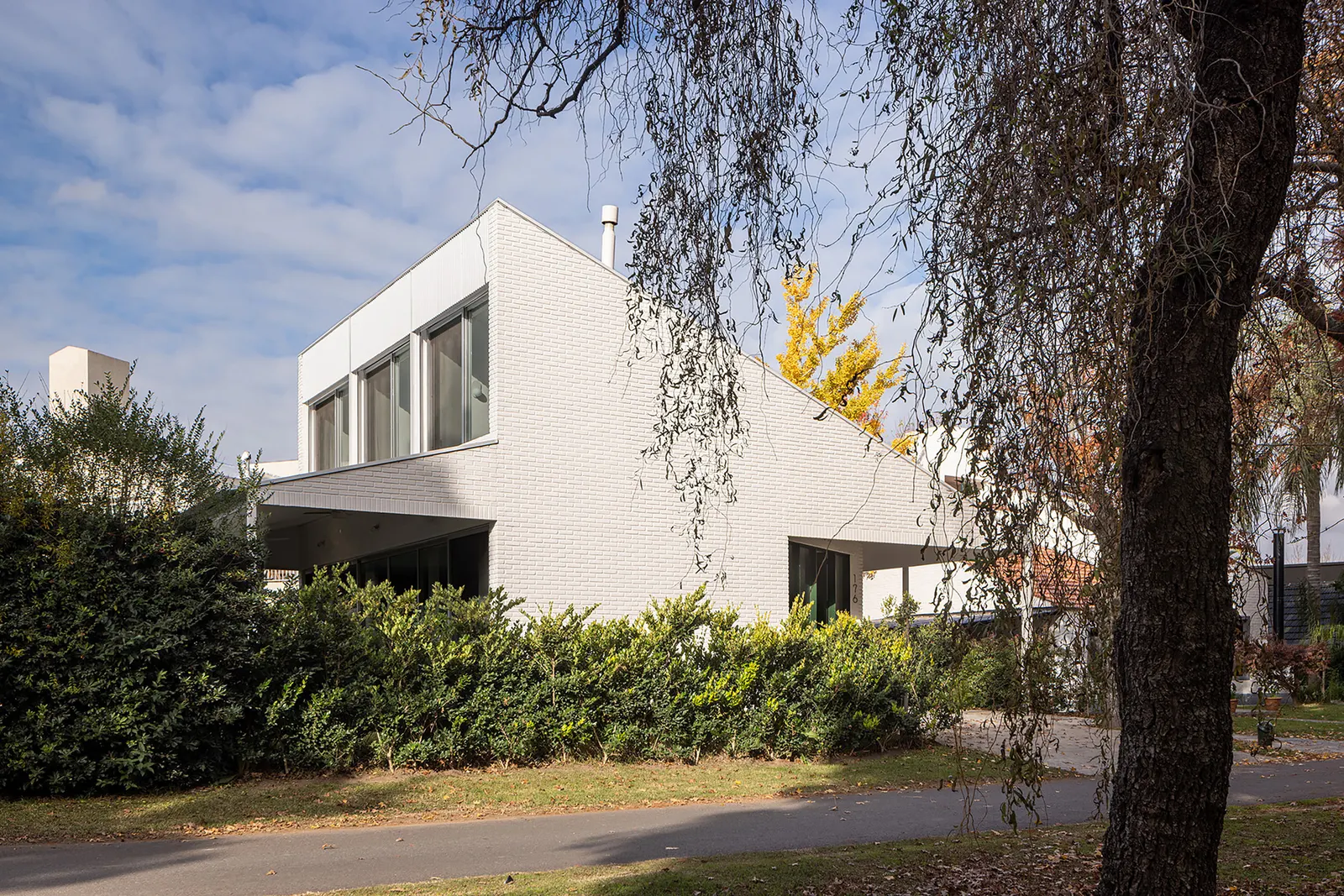 Rio House / bracamonteyerba — дом на участке неправильной формы в Пиларе