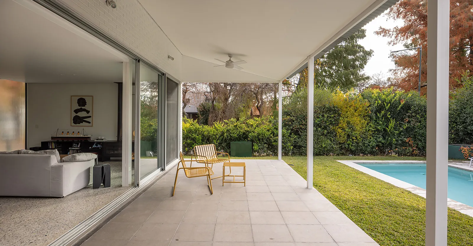 Rio House / bracamonteyerba — дом на участке неправильной формы в Пиларе